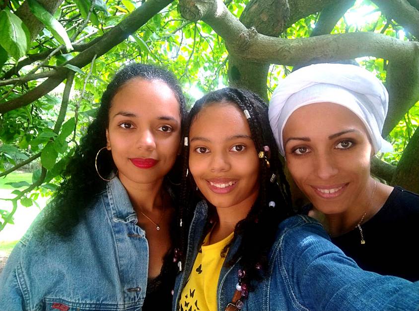 Une image contenant Visage humain, personne, arbre, sourire

Le contenu g�n�r� par l�IA peut �tre incorrect.